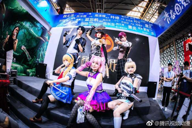 盘点动漫中的人气长腿御姐: 海贼王女帝跌下神