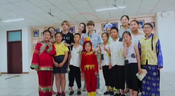 乔欣鹿晗拍合照动作亲密CP感爆棚,热巴小鹿粉