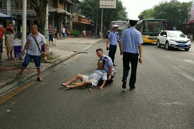 点赞 高温下自贡交警双膝跪地用身体托住伤者 新闻频道 手机搜狐