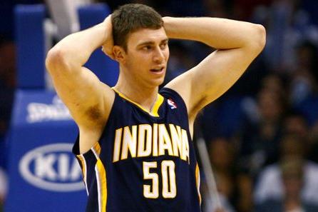 现年32岁的汉斯布鲁身高2米06,虽然是白人球员,但却是出了名的打球