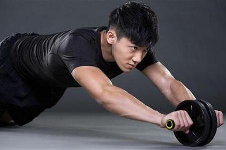 健身时健腹轮标准姿势与正确使用方法