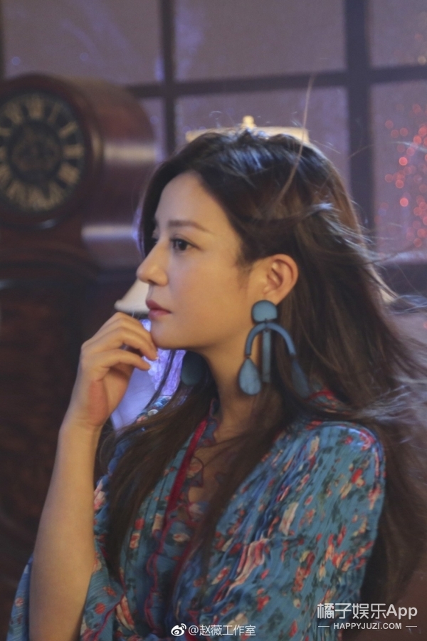 度假风双马尾和披发搭红唇,《中餐厅》里的赵薇是位美艳店长-娱乐频道