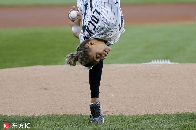 单手撑地.(图片署名:东方ic)"