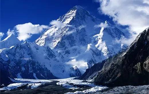山的南面 是世界上最大的岩壁——鲁泊尔岩壁 有1万5千英尺长 如此