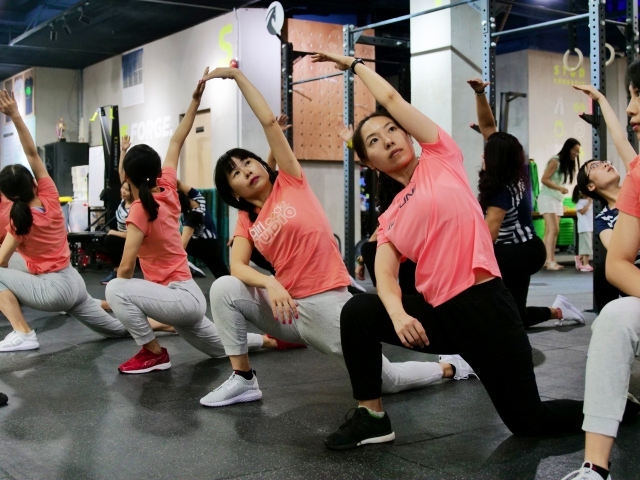 安踏女子训练营第四期:美丽"腿"变魔都初绽-体育频道-手机搜狐颜值