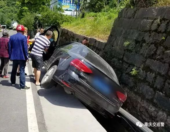 曝光台 小车开进排水沟 原因很简单但必须要重视 汽车频道 手机搜狐