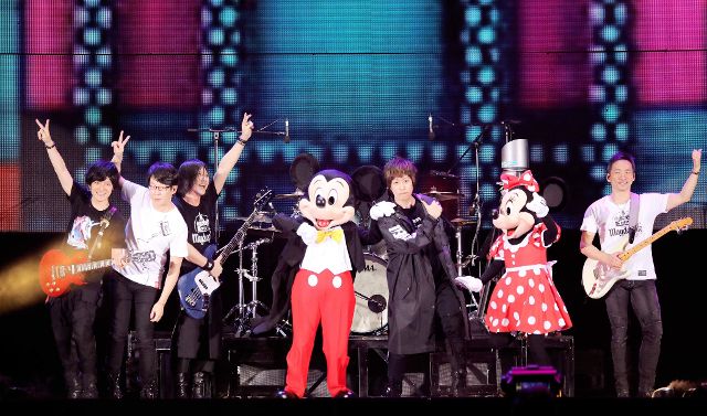 五月天首度在香港迪士尼乐园开唱米奇米妮惊喜现身 旅游频道 手机搜狐