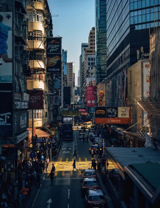 鹤游 肖一涵 在市井的深处 寻找童年电影中的香港 旅游频道 手机搜狐